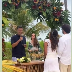 Carol Barcellos preferiu deixar o cabelo solto durante a cerimônia de casamento com André Vianna