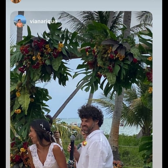 Vestido de casamento de Carol Barcellos era mais solto a partir da cintura, abrindo-se completamente na altura dos joelhos, em um modelo sereia