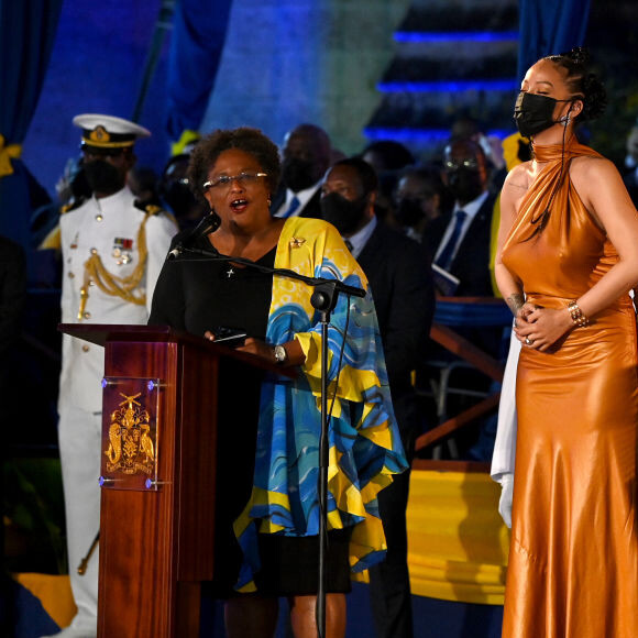 Boatos de gravidez de Rihanna surgiram após a cantora comparecer a uma cerimônia em Barbados
