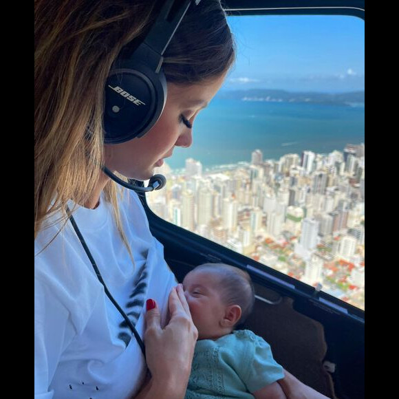 Biah Rodrigues deixou a filha no quarto com uma tia enquanto curtia o show de Sorocaba, mas voltava de hora em hora para vê-la