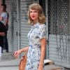 Taylor Swift não abandona o salto nem durante os passeios em dias de folga
