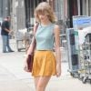 Taylor Swift está sempre apostando em peças curtas que deixam suas pernas torneada a mostra