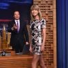 Taylor apareceu linda com um vetido justo e florido em preto e branco durante um programa de TV americano. Linda!