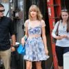 Para dar um ar de mistério na roupa, Taylor Swift tem apostado em roupas com acabamentos em tule invisivel. O cropped de manguinha ficou um charme!
