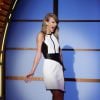 Com um vestido preto e branco com corte assimétrico, Taylor Swift arrasou durante um programa de TV americano