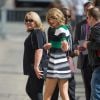 Taylor Swift sempre chama a atenção pelo bom gosto na hora de se vestir e não faz feio na hora de botar as belas pernas à mostra