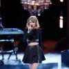 Com look total black, pernas e barriguinha de fora, Taylor Swift fez bonito em um outro show. Maravilhosa!