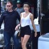 Superestilosa! Taylor Swift arrasou ao aparecer de short preto e camiseta branca. Para compor, a estrela apostou no chapéu e no bootie