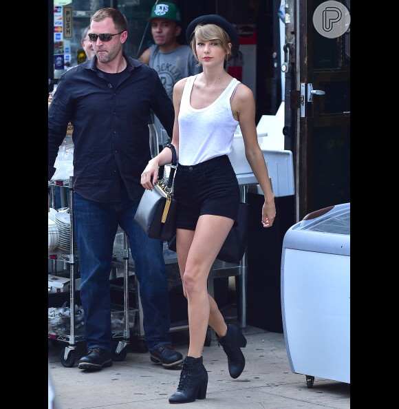 Superestilosa! Taylor Swift arrasou ao aparecer de short preto e camiseta branca. Para compor, a estrela apostou no chapéu e no bootie