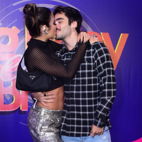 Hariany Almeida beijou o namorado, José Victor Pires, na festa de aniversário de Camila Loures