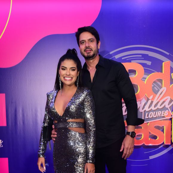 Munik Nunes e Paulo Simão posaram para os fotógrafos na festa de aniversário de Camila Loures