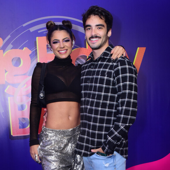 Hariany Almeida posou com o namorado, José Victor Pires, na festa da youtuber Camila Loures