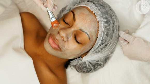Limpeza de pele tem diferentes etapas e traz benefícios como rejuvenescimento e mais viço para o rosto