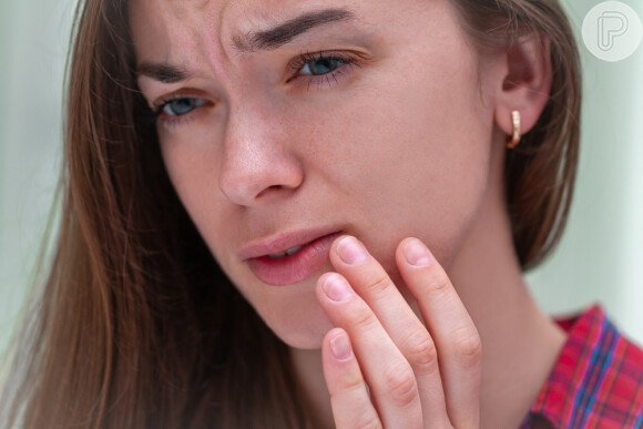 Herpes labial se caracteriza inicialmente por vermelhidão nos lábios e dor na região