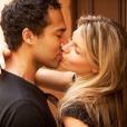 O contágio de herpes labial pelo beijo acontece se a pessoa estiver com os lábios machucados