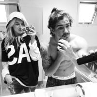 Fiorella Mattheis faz selfie com Alexandre Pato sem camisa dentro do banheiro