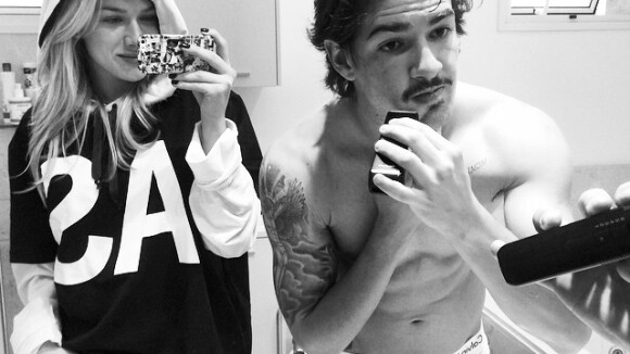 Fiorella Mattheis faz selfie com Alexandre Pato sem camisa dentro do banheiro