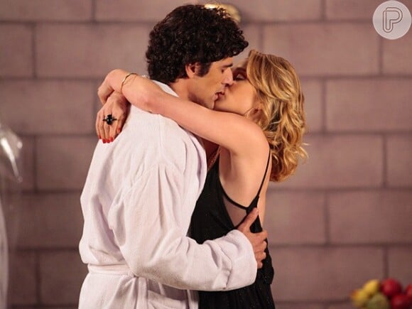 Juliana (Mariana Ximenes) e Nando (Reynaldo Gianecchini) se beijam em cena de 'Guerra dos Sexos'; a loira está dividida entre o ex-motorista e seu namorado