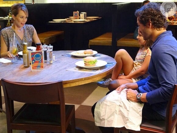 Durante um jantar, Ciça (Jesuela Moro) pergunta por que Fábio (Paulo Rocha) e Juliana (Mariana Ximenes) não se casam, em 'Guerra dos Sexos'