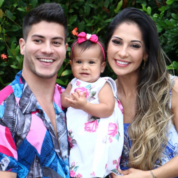 Maíra Cardi é casada com Arthur Aguiar, com quem tem uma filha