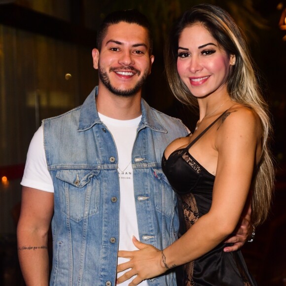 Maíra Cardi fez referência às traições de Arthur Aguiar durante o casamento dos dois