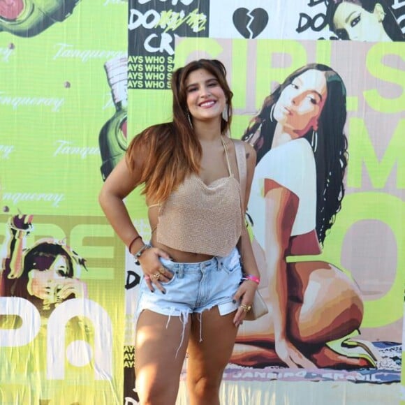 Giulia Costa no show de Anitta