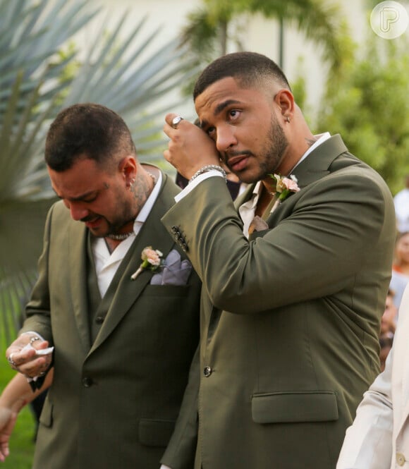 Erick Maia e o noivo, Rafael Gomes, escolheram ternos em tons de verde escuro para o casamento