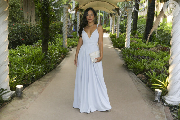 Vestido para convidada de casamento: Laura Brito usou tom claríssimo de azul