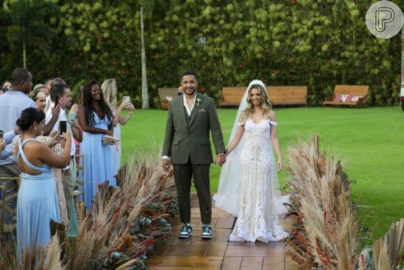 Noivo, Erick Maia entrou no casamento na companhia da irmã, Natali, que também se casou na cerimônia