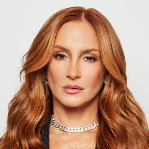 Claudia Leitte surge com os cabelos ruivos pela primeira vez após radicalizar visual