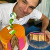 Tadeu Schdmit ganhou 'festa de aniversário' de um mês de 'BBB 22' com bolo surpresa encomendado pela mulher: 'Sim, é só 1 mês. Mas é tão intenso que merece celebração'