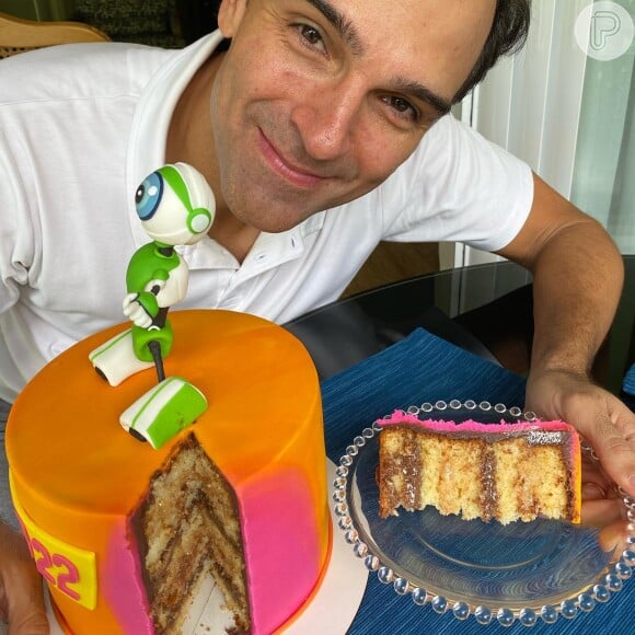 Tadeu Schdmit ganhou 'festa de aniversário' de um mês de 'BBB 22' com bolo surpresa encomendado pela mulher: 'Sim, é só 1 mês. Mas é tão intenso que merece celebração'