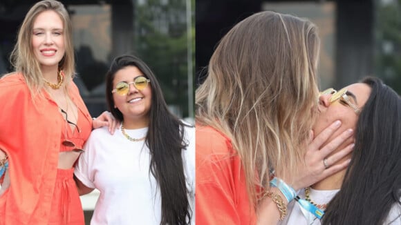 Sertaneja Yasmin Santos faz rara aparição com namorada e troca beijos com jornalista em evento