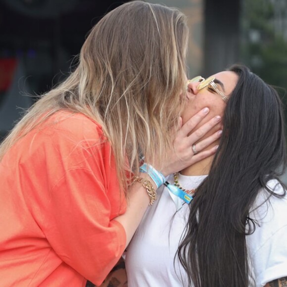 Yasmin Santos trocou beijos com a namorada, Catherine, no Arena Carnaval SP
