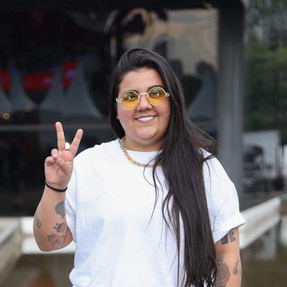 Yasmin Santos posou para fotos na Arena Carnaval (SP), o Memorial da América Latina