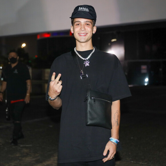 João Guilherme prestigiou show do Dilsinho e do grupo Menos é Mais no Arena Carnaval, no Memorial da América Latina São Paulo