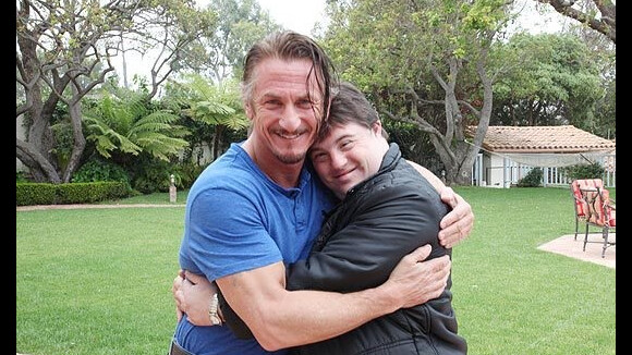 Sean Penn recebe Ariel Goldenberg, protagonista de 'Colegas', em Los Angeles