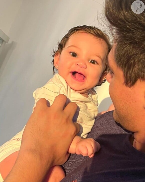 Lucas Veloso com a filha, Lua Maria, de 9 meses