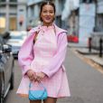 Bolsa baguette em azul tem correntes e modelagem míni: street style da London Fashion Week veio repleto de acessórios criativos