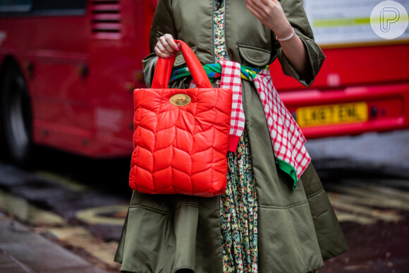 Bolsa acolchoada, com efeito puffer, vira hit em Londres durante semana de moda