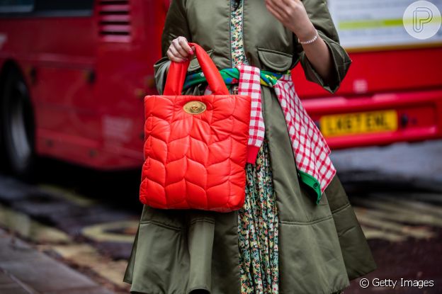Bolsa acolchoada, com efeito puffer, vira hit em Londres durante semana de moda