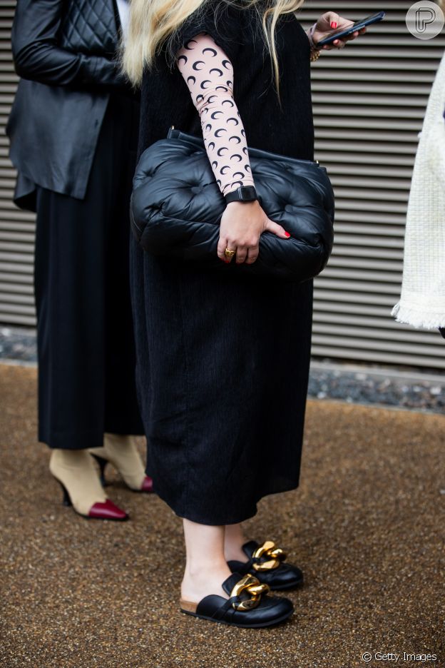 Bolsas sem alças e com formato máxi se destacam no street style de Londres durante a Semana de Moda