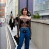 Bolsas sem alças se destacam entre as fashionistas da Semana de Moda de Londres