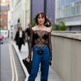 Bolsas sem alças se destacam entre as fashionistas da Semana de Moda de Londres