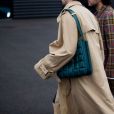 Na semana de moda de Londres, bolsas com efeito acolchoado hitaram no street style
