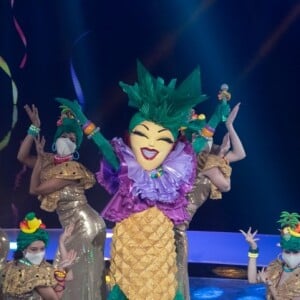 'The Masked Singer' especial de Carnaval: Tatá Werneck se veste de Carmen Miranda, cantora que costuma ser referenciada pela competidora Abacaxi