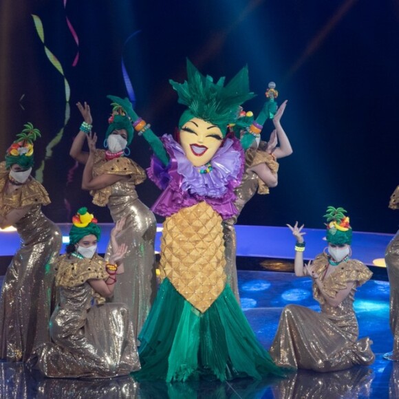 'The Masked Singer' especial de Carnaval: Tatá Werneck se veste de Carmen Miranda, cantora que costuma ser referenciada pela competidora Abacaxi