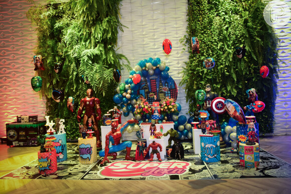 Lexa celebrou 27 anos com uma festa com o tema Super Lexa, com decoração de super-heróis