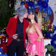 Lexa beijou o marido, MC Guimê, em festa de aniversário