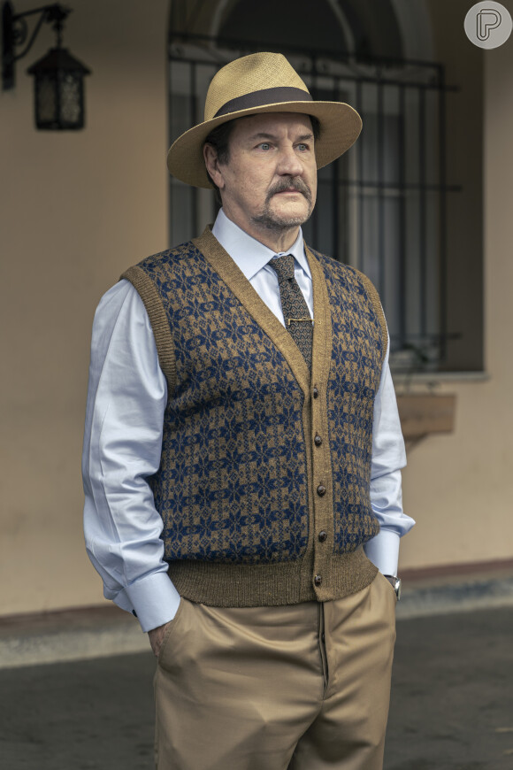 Matias (Antonio Calloni) lembra quando usou gravata pela última vez, no julgamento de Davi (Rafael Vitti) na novela 'Além da Ilusão'